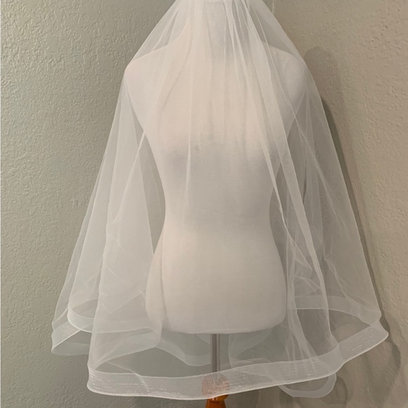 Veil was purchased for wedding gown. Has sparkle to add a hint of glamour. New - Picture 2 of 2